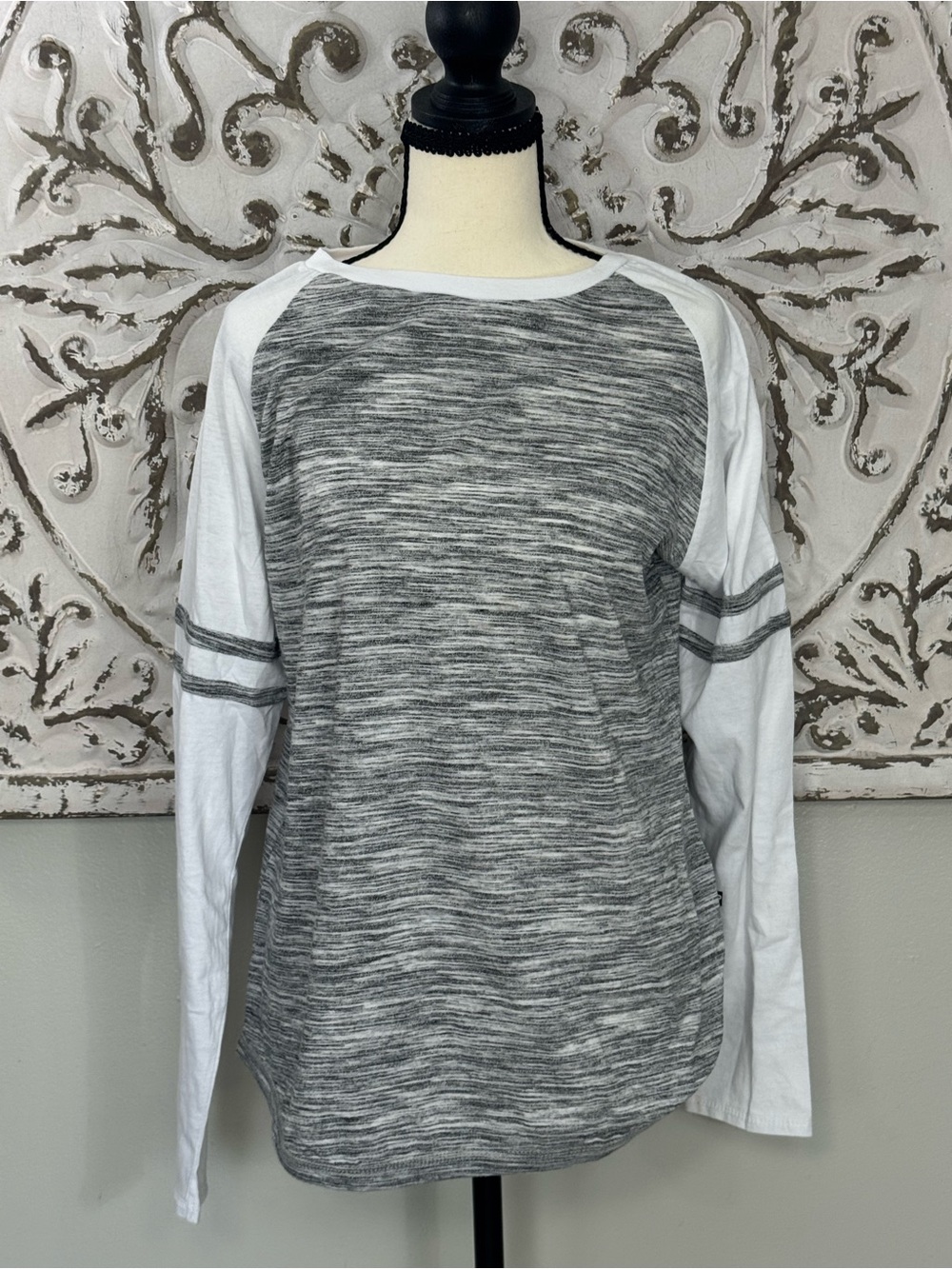 Pennant Sportswear Gray White Raglan Long Sleeve Tee Size Medium NWT